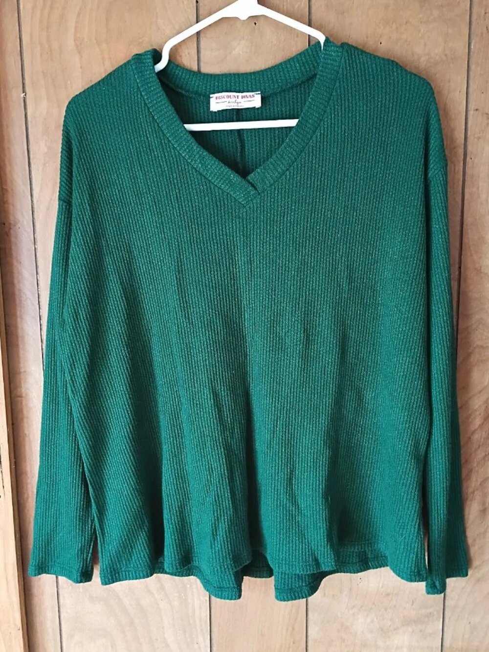 Discount Divas Green V-Neck Sweater Women’s Small Ribbed Lightweight Rayon Blend